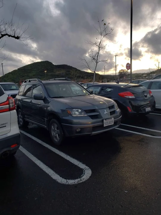 2004 Mitsubishi Outlander - Image 2 of 3