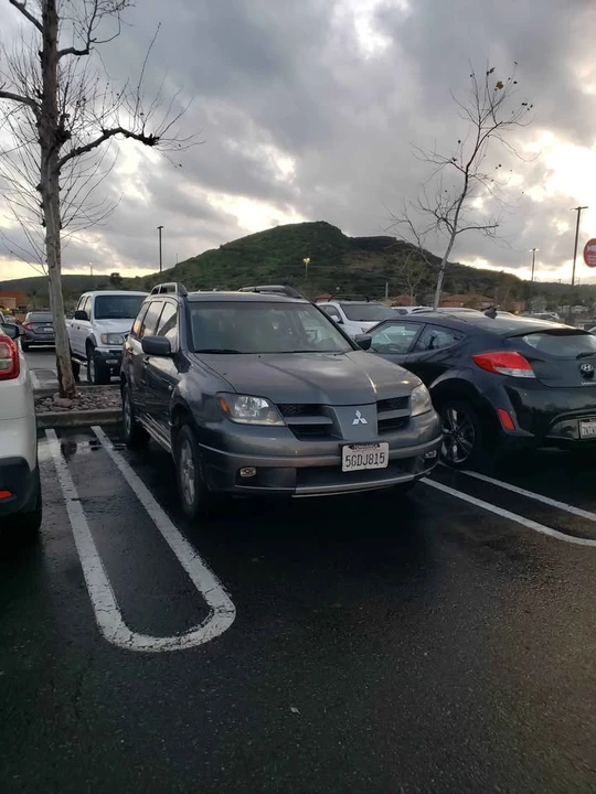 2004 Mitsubishi Outlander - Image 3 of 3