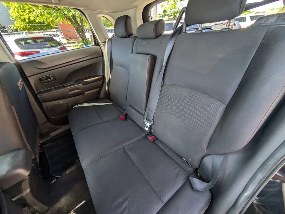 2004 Mitsubishi Outlander - Image 18 of 20