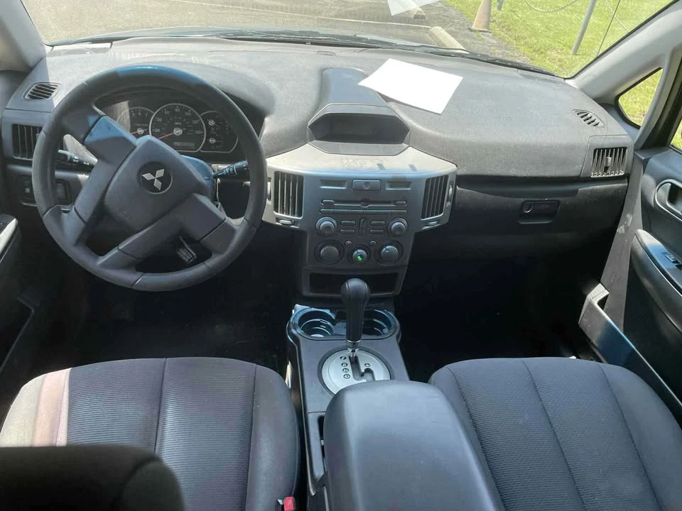 2004 Mitsubishi Endeavor - Image 5 of 7