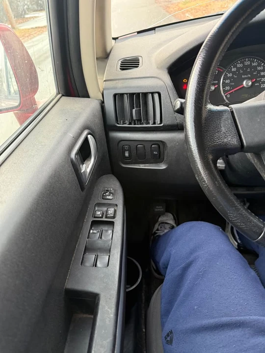 2004 Mitsubishi Endeavor - Image 11 of 12