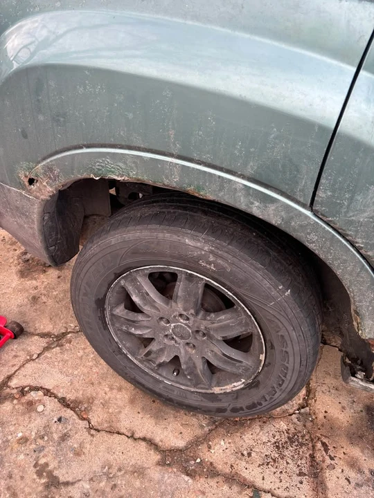 2004 Mitsubishi Endeavor - Image 3 of 4