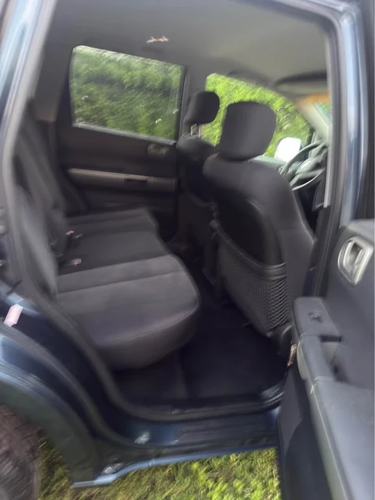 2004 Mitsubishi Endeavor - Image 10 of 11