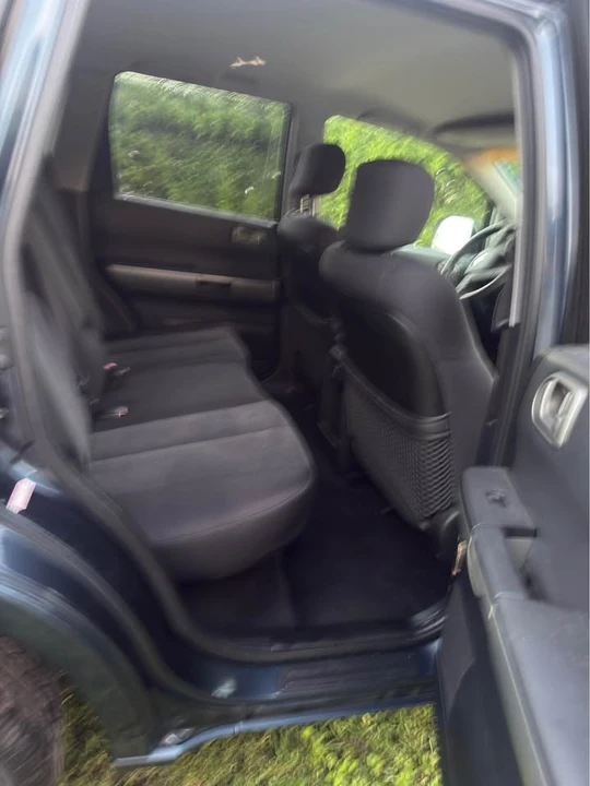 2004 Mitsubishi Endeavor - Image 10 of 11