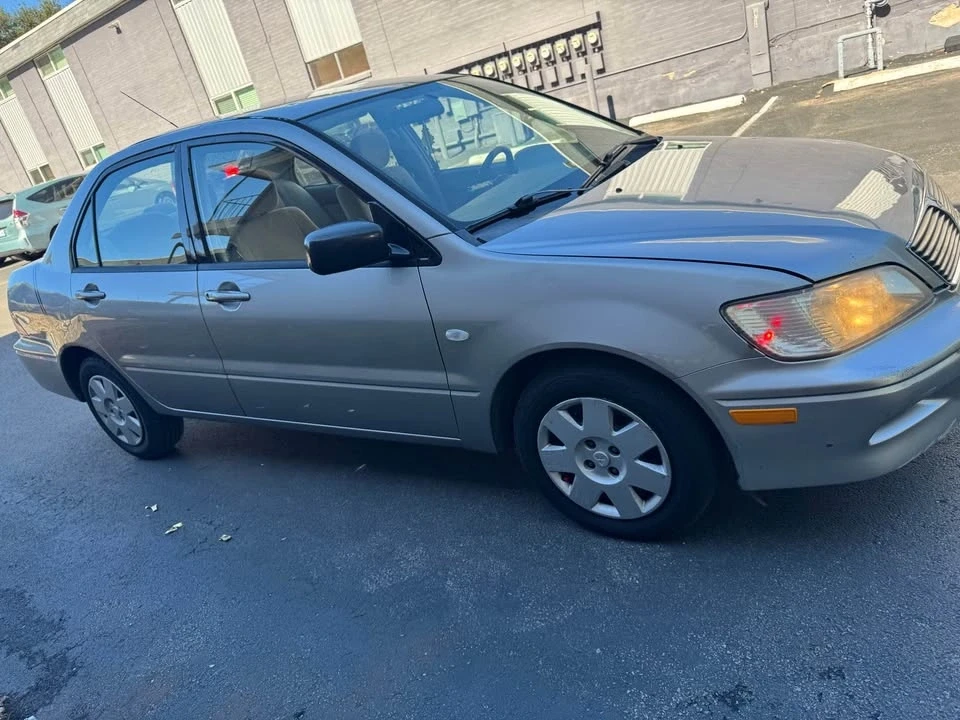 2004 Mitsubishi Chariot - Image 2 of 11