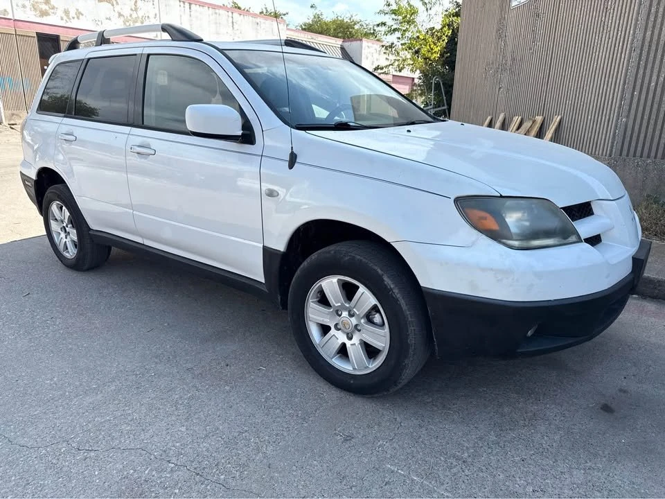 2004 Mitsubishi Outlander - Image 2 of 7