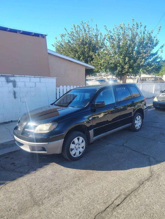 2004 Mitsubishi Outlander - Image 2 of 4
