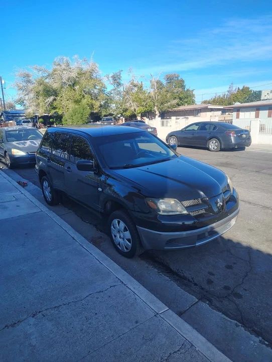 2004 Mitsubishi Outlander - Image 3 of 4