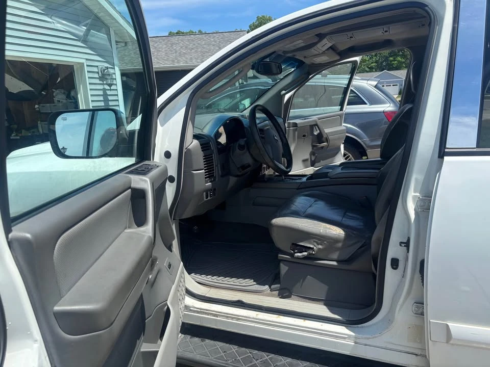 2004 Nissan Armada - Image 5 of 8