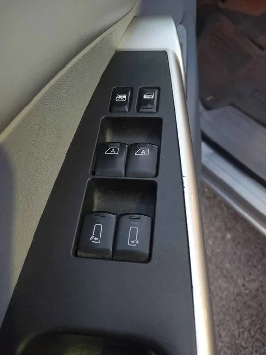 2004 Nissan Quest - Image 17 of 18