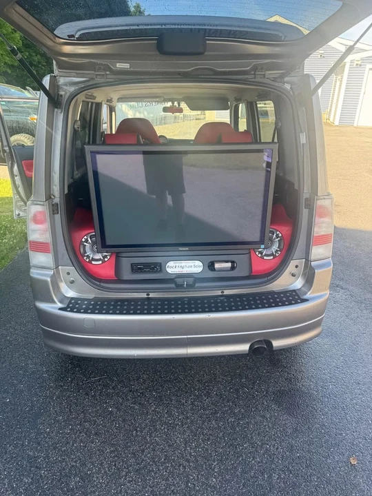 2004 Scion xB - Image 9 of 10