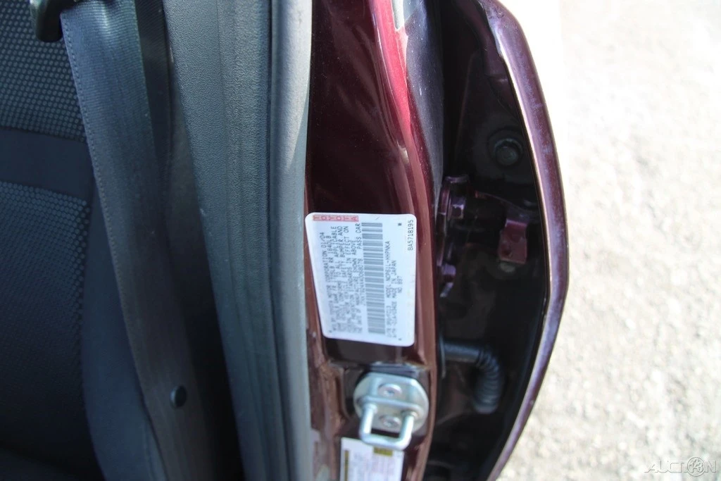 2004 Scion xA - Image 10 of 21