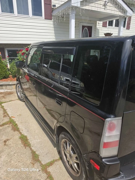 2004 Scion xB - Image 2 of 3