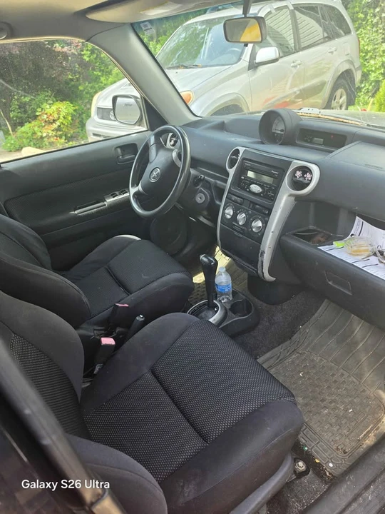 2004 Scion xB - Image 3 of 3
