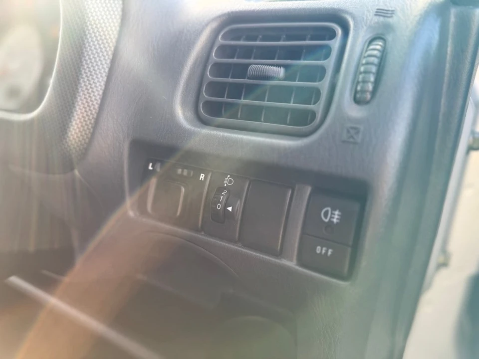 2004 Suzuki - Image 23 of 30