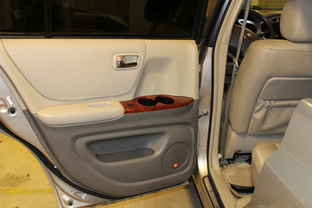 2004 Toyota Highlander - Image 11 of 21