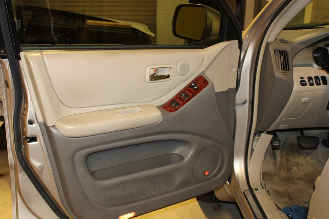 2004 Toyota Highlander - Image 10 of 21
