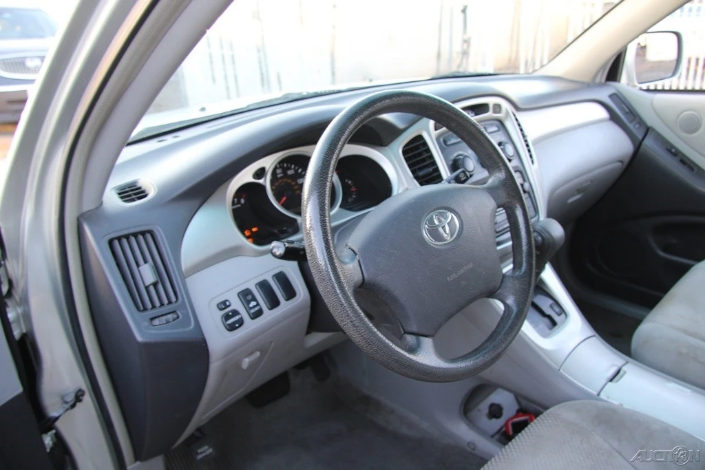 2004 Toyota Highlander - Image 13 of 21