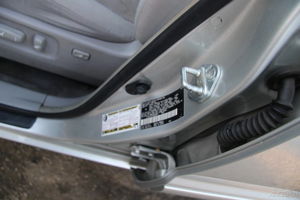 2004 Toyota Highlander - Image 10 of 21