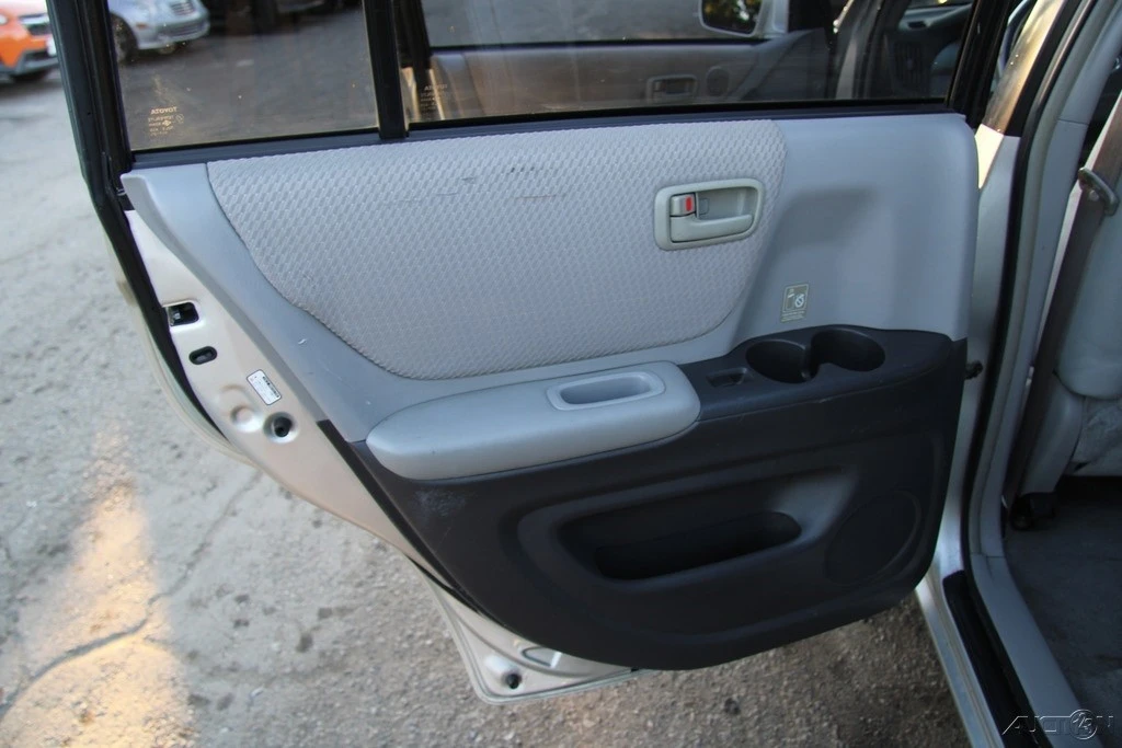 2004 Toyota Highlander - Image 18 of 21
