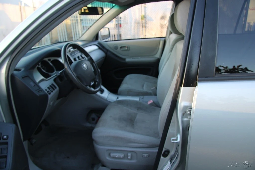2004 Toyota Highlander - Image 12 of 21