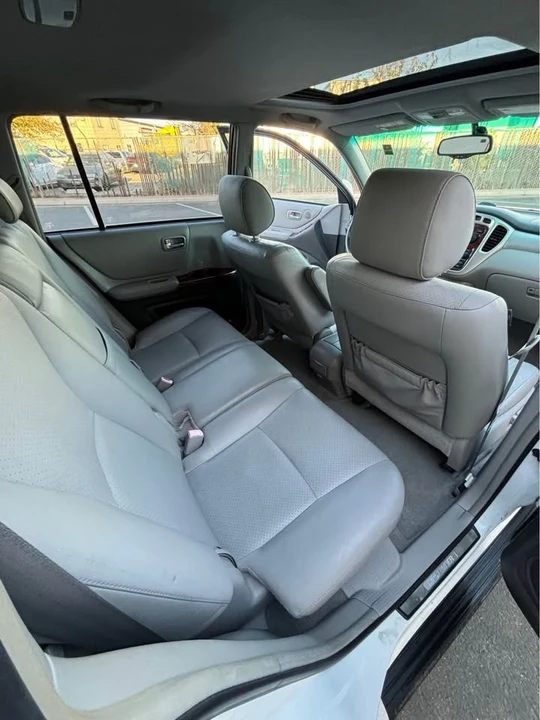 2004 Toyota Highlander - Image 8 of 12