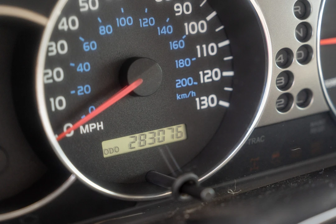 2004 Toyota J100 Land Cruiser - Image 28 of 31