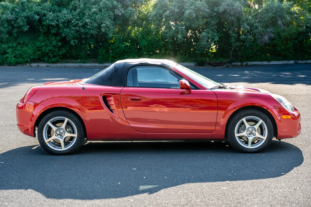 2004 Toyota MR2 Spyder/MR-S - Image 16 of 31