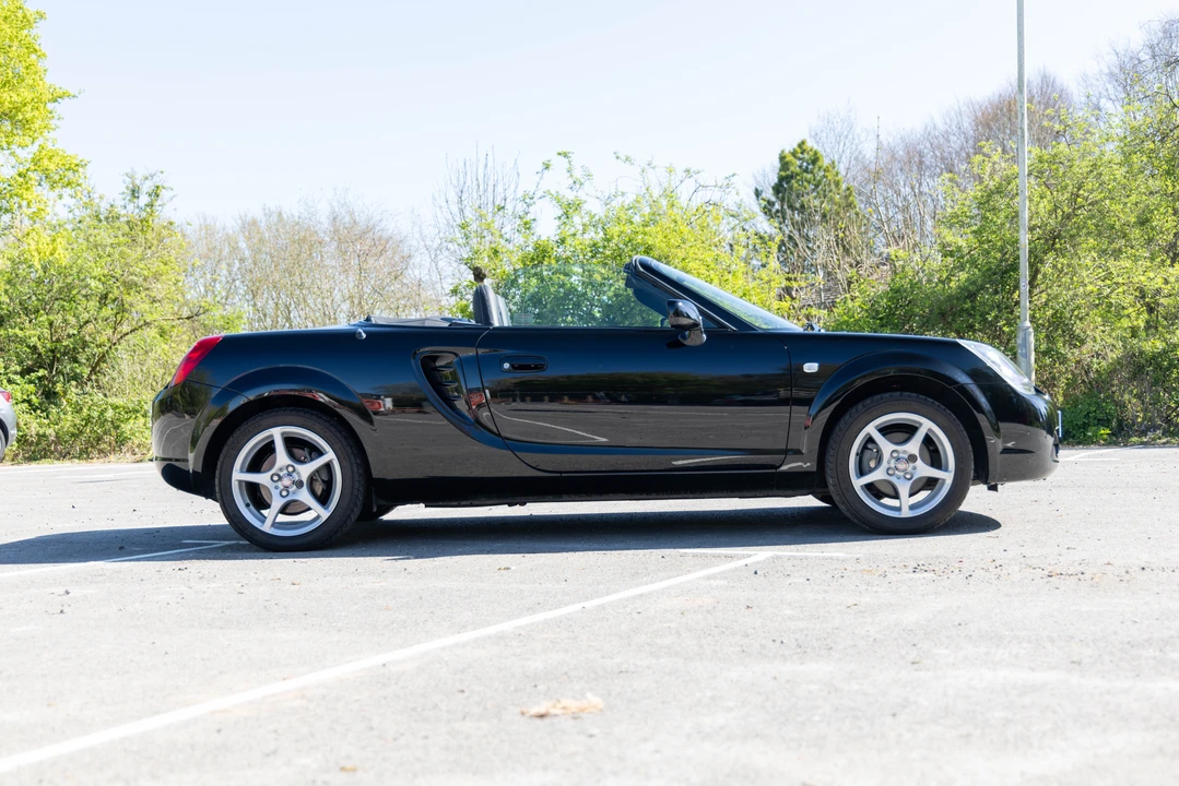 2004 Toyota MR2 Spyder/MR-S - Image 4 of 31