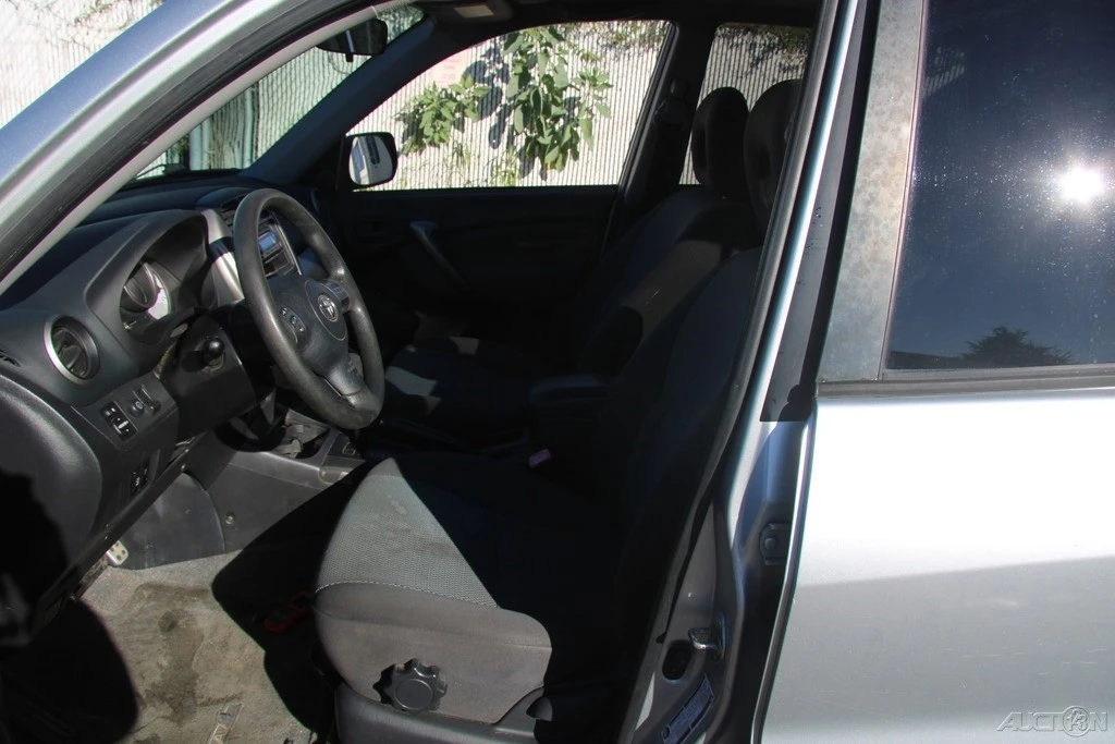 2004 Toyota RAV4 2nd Gen - Image 13 of 21