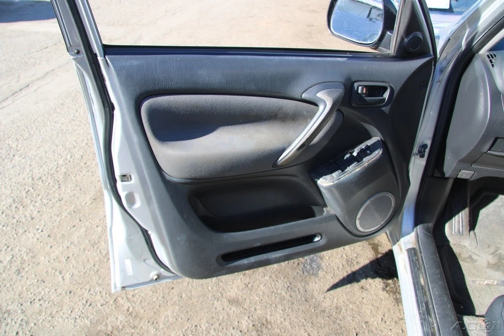2004 Toyota RAV4 2nd Gen - Image 12 of 21