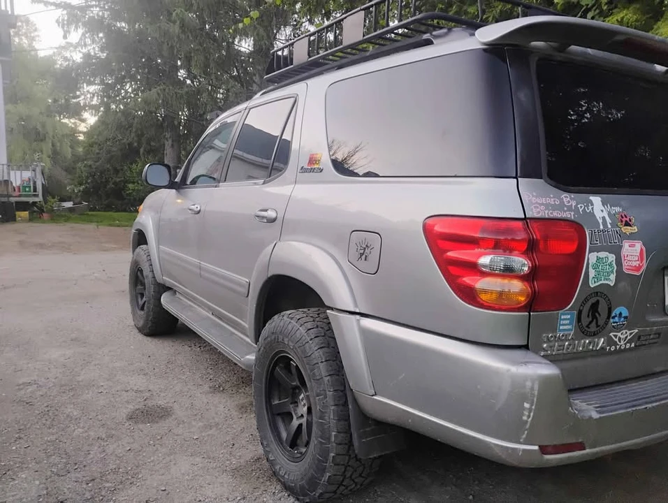 2004 Toyota Sequoia 1st Gen - Image 2 of 4