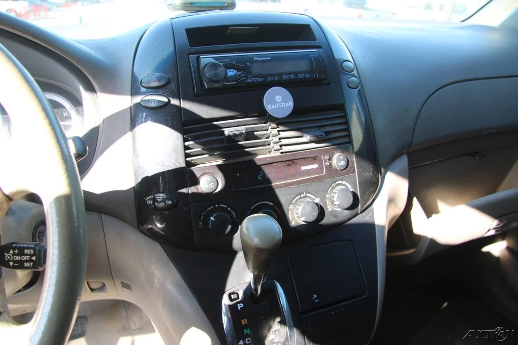 2004 Toyota Sienna 2nd Gen - Image 16 of 21
