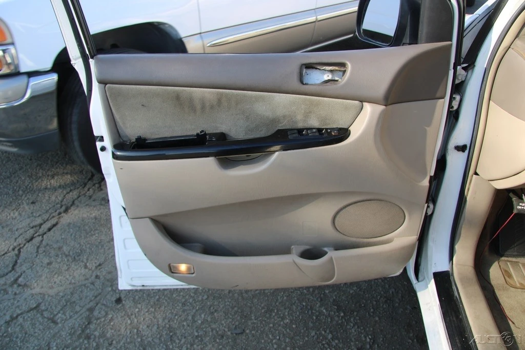 2004 Toyota Sienna 2nd Gen - Image 11 of 21