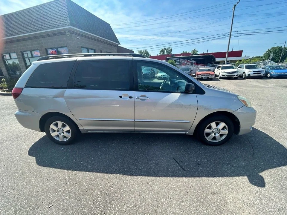 2004 Toyota Sienna 2nd Gen - Image 4 of 12