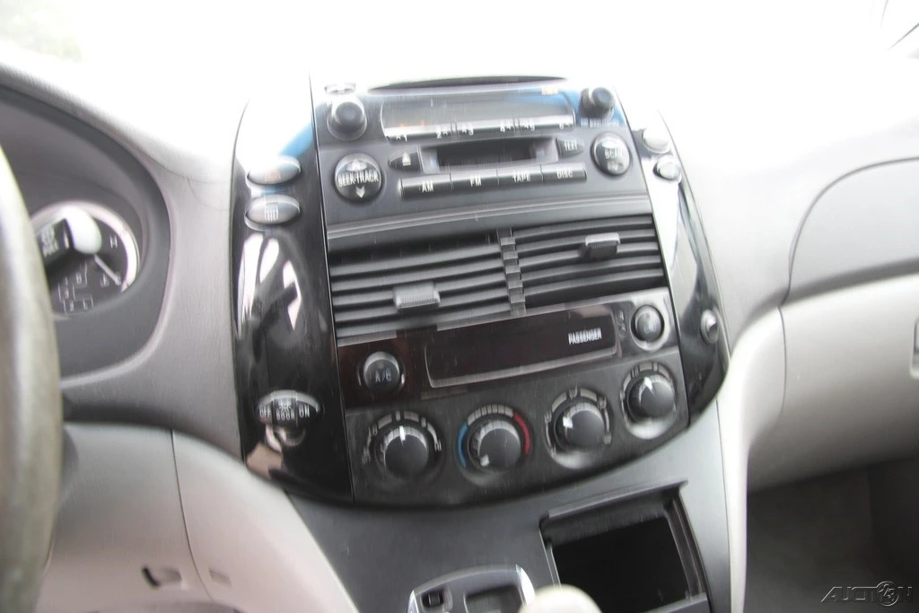 2004 Toyota Sienna 2nd Gen - Image 16 of 21