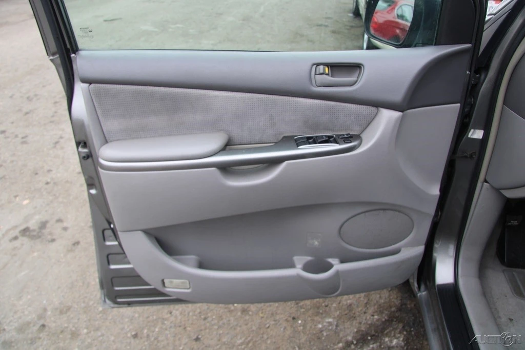 2004 Toyota Sienna 2nd Gen - Image 12 of 21