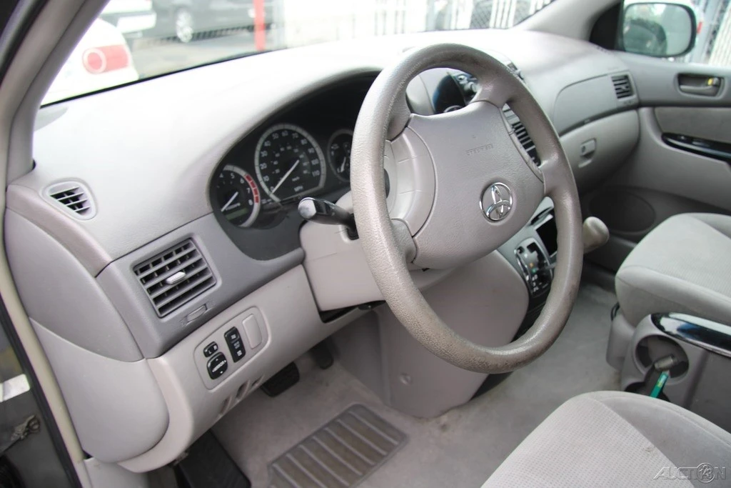 2004 Toyota Sienna 2nd Gen - Image 14 of 21
