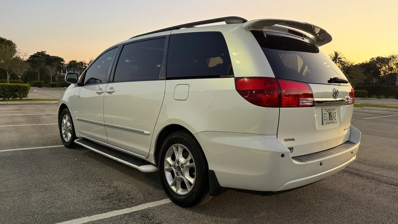 2004 Toyota Sienna 2nd Gen - Image 7 of 20