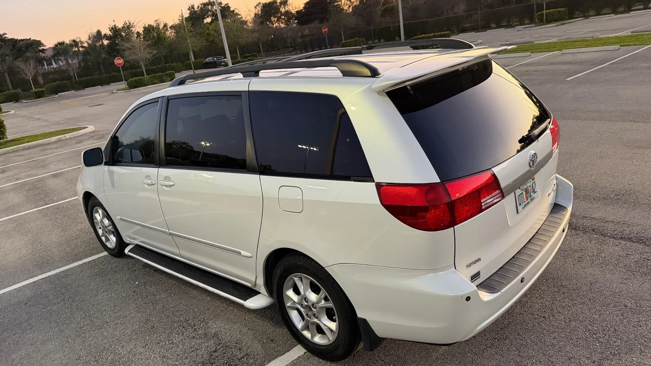 2004 Toyota Sienna 2nd Gen - Image 18 of 20
