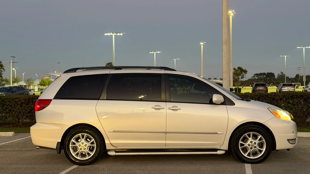 2004 Toyota Sienna 2nd Gen - Image 2 of 20