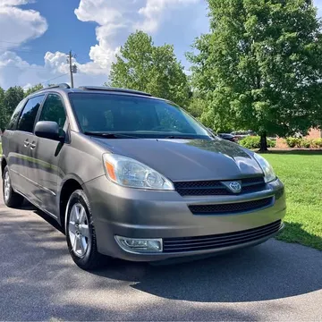 2004 Toyota Sienna XLE Van 4D