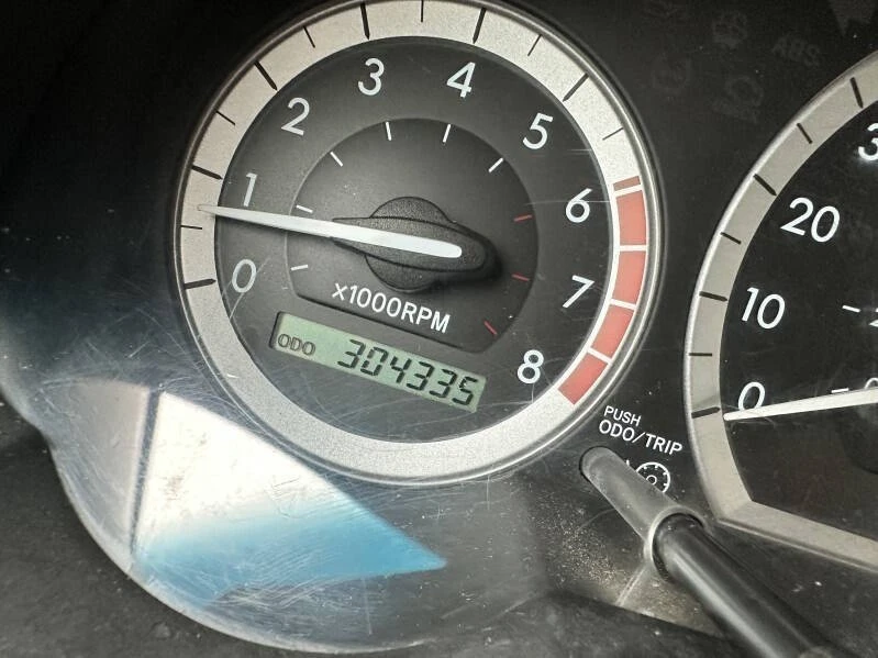 2004 Toyota Sienna 2nd Gen - Image 3 of 12