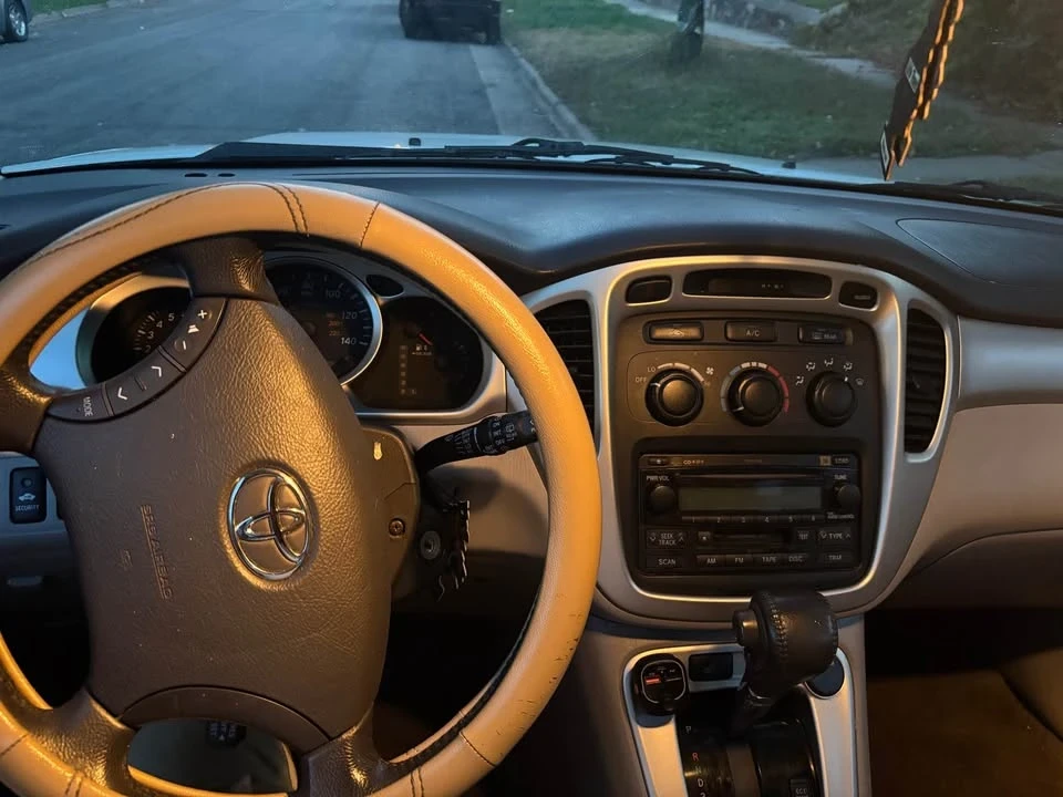 2004 Toyota Highlander - Image 2 of 10