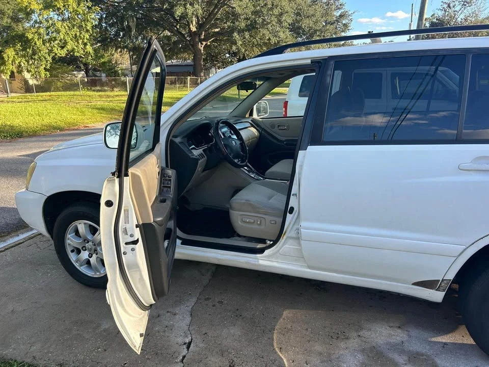 2004 Toyota Highlander - Image 8 of 14