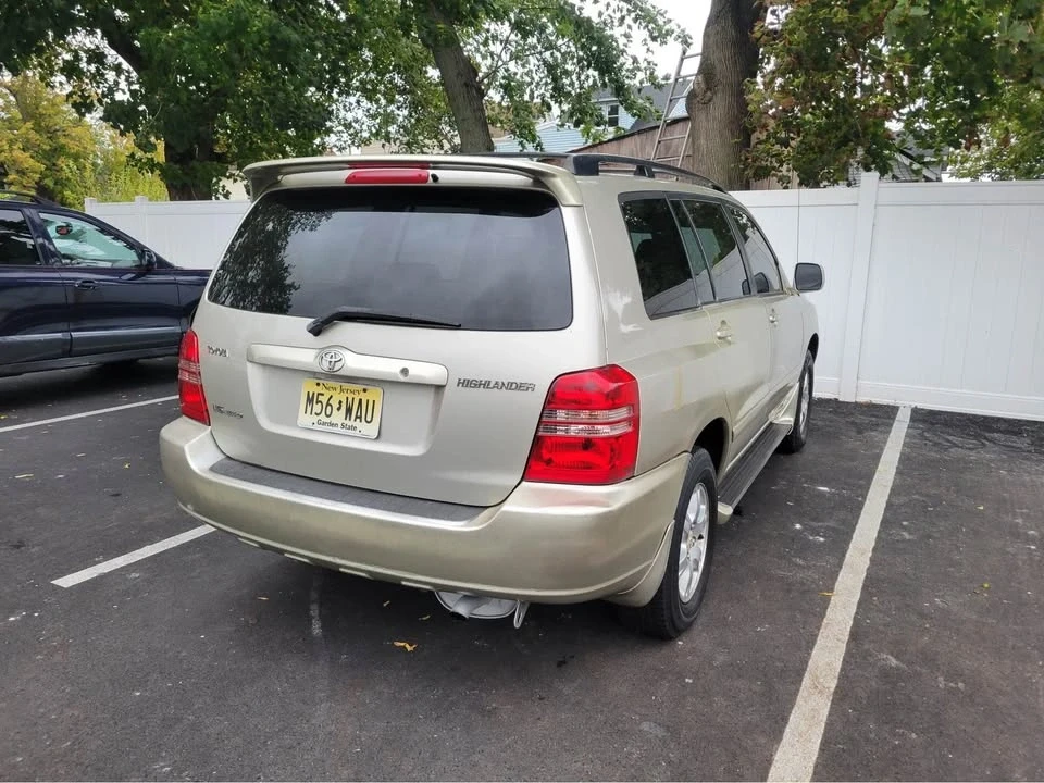 2004 Toyota Highlander - Image 15 of 17