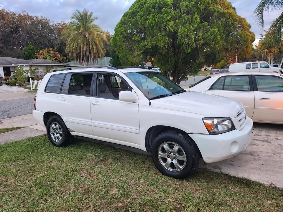 2004 Toyota Highlander - Image 2 of 12