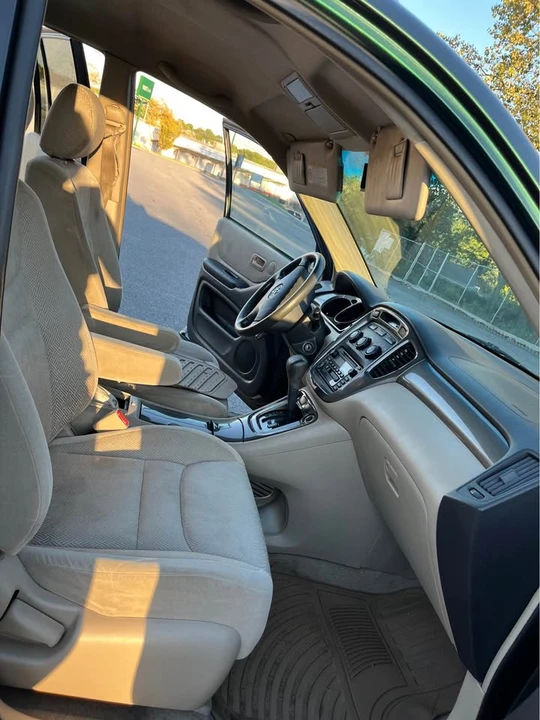 2004 Toyota Highlander - Image 6 of 13