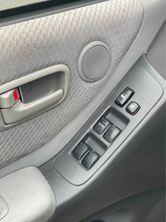 2004 Toyota Highlander - Image 7 of 19