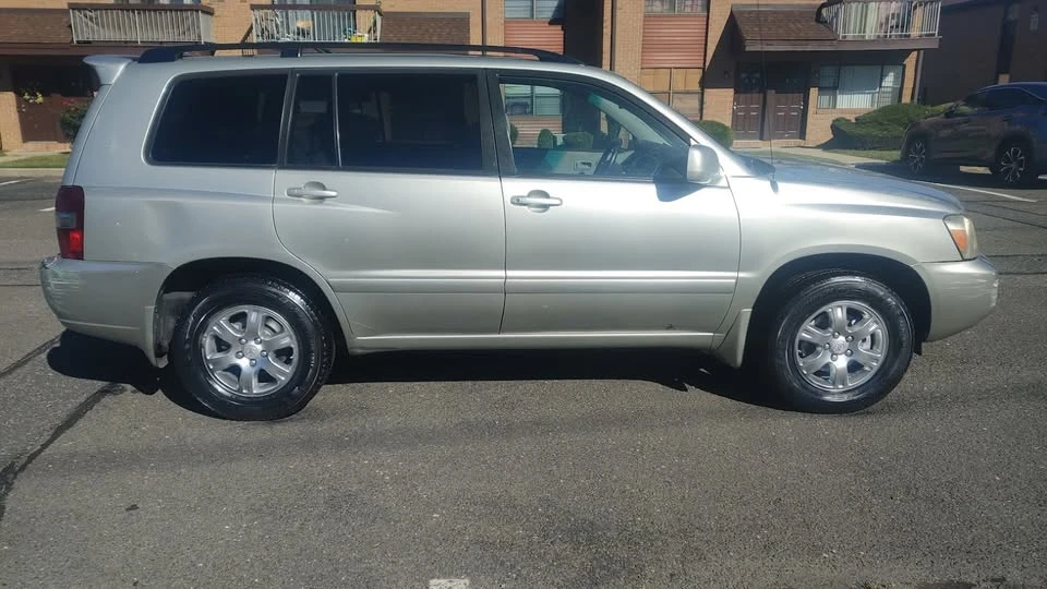 2004 Toyota Highlander - Image 10 of 14